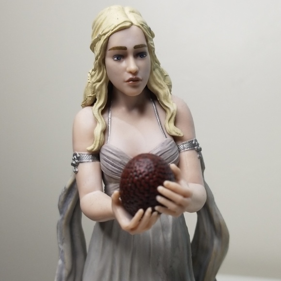 Daenerys Targaryen Statue - HBO Game of Thrones - Picture 2 of 7